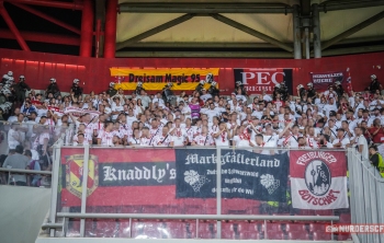 Fans des SC Freiburg im Gästeblock - UEFA Fußball Europa League Saison 2023-2024 Giorgos Karaiskakis Stadion Piräus, 21.09.2023 Olympiakos Piräus - SC Freiburg