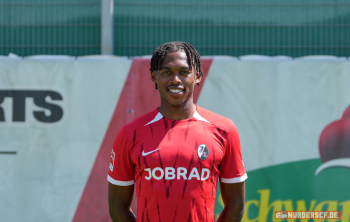 Junior Adamu (SC Freiburg, 20), Portrait, PorträtMedia Day in der Saison 2024/2025 beim SC Freiburg